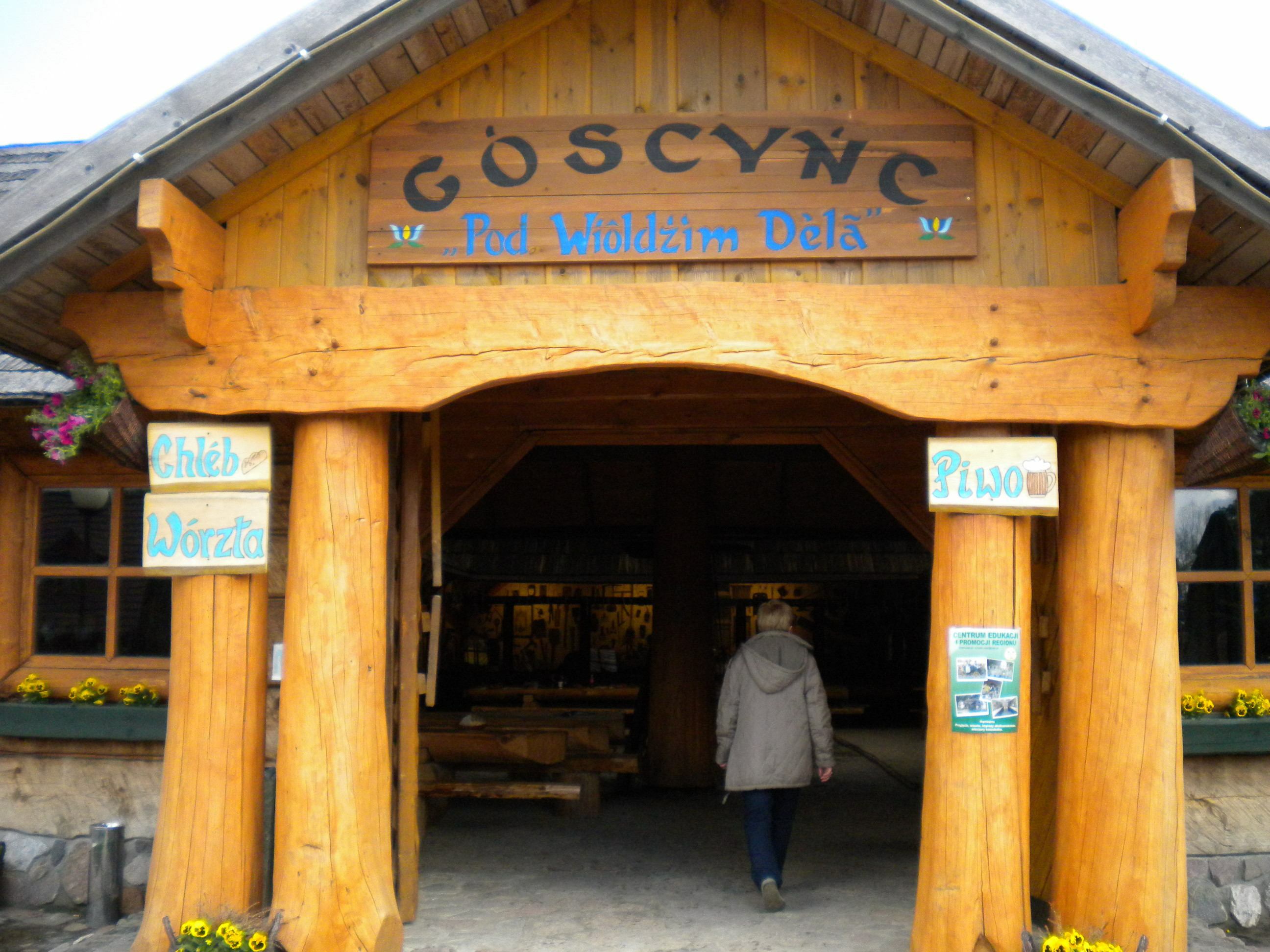 W cieniu „przewróconego domku”. Majówka 